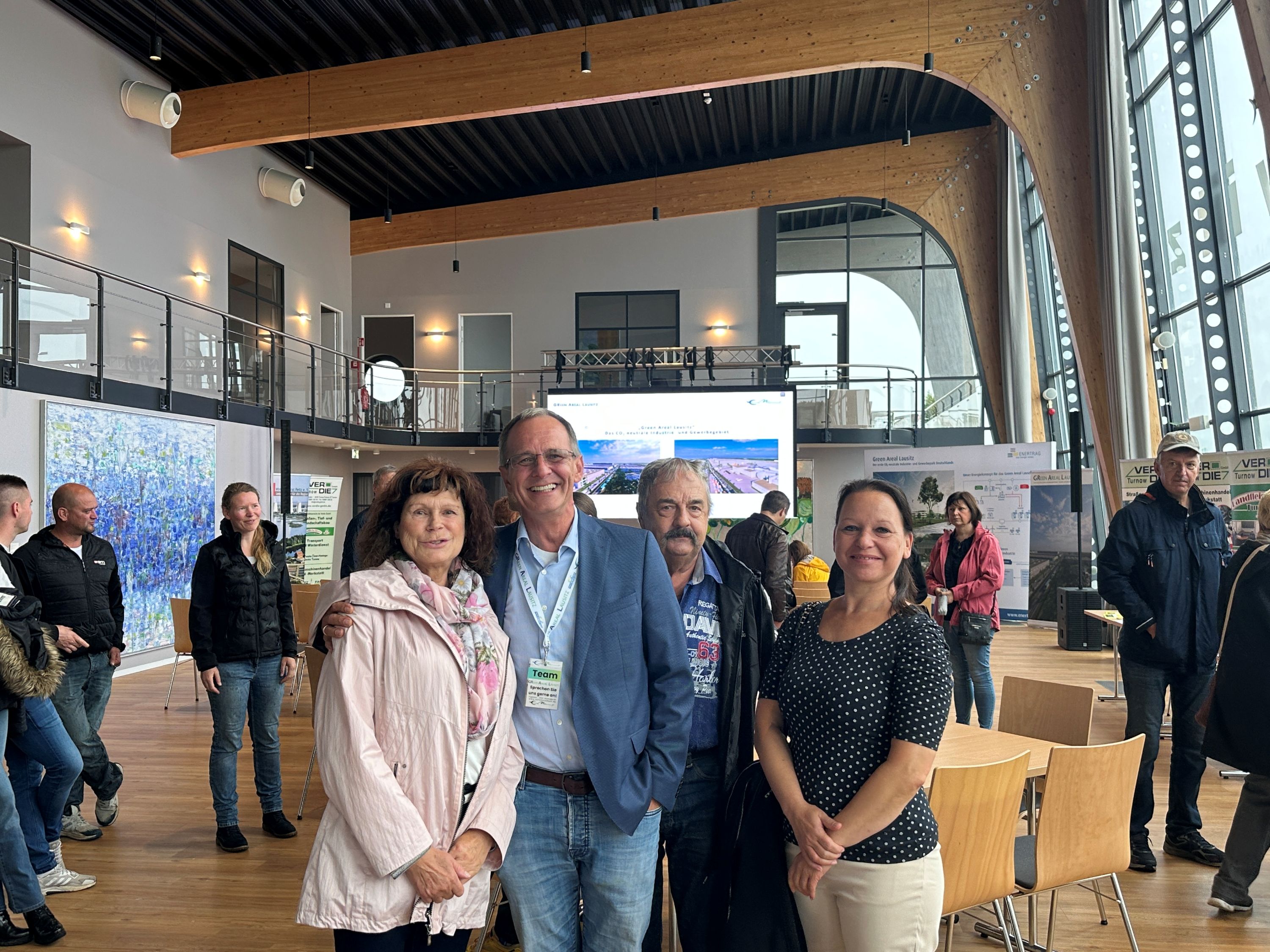 Elvira Hölzner (Amtsdirektorin Peitz a.D.), Jochem Schöppler (Euromovement) und Noreen Appelt (Amtsleiterin Bauamt) im Gespräch mit Bürgerinnen und Bürgern | BERLINboxx